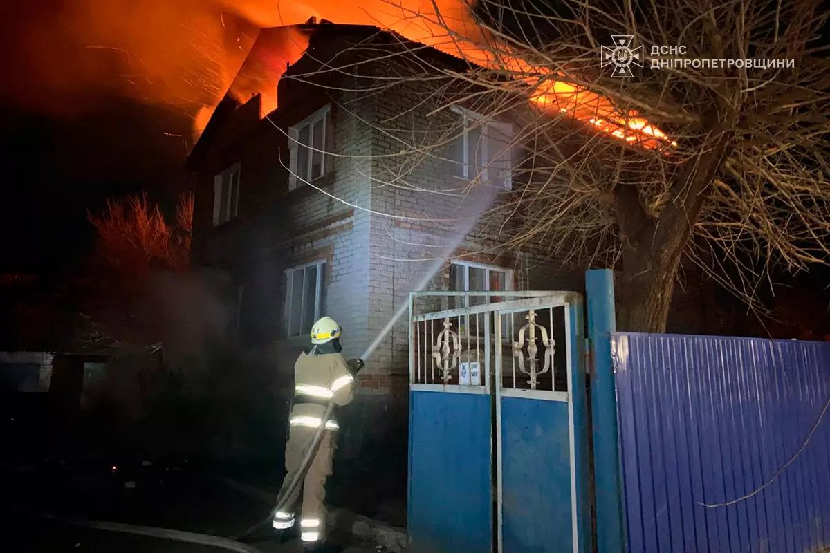 На Дніпропетровщині горіли квартира та двоповерховий будинок: загинув чоловік