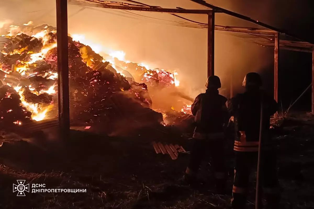 На Дніпропетровщині внаслідок обстрілу сталася велика пожежа площею 300 кв. м