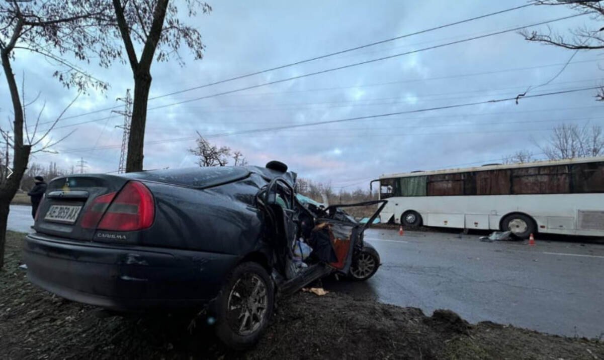 В Кривом Роге авто влетело в автобус: есть погибший