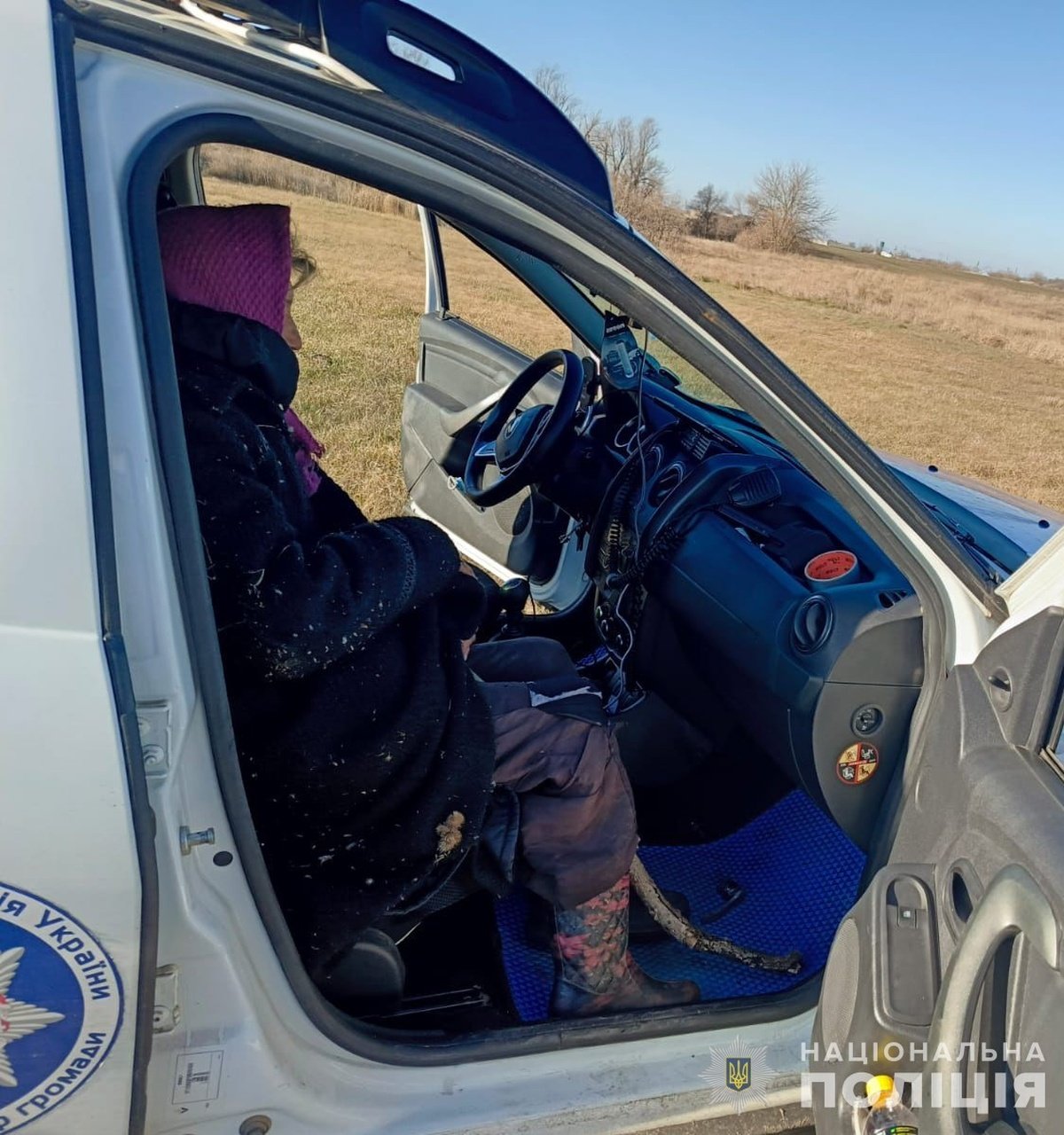 Вже була зневоднена: на Дніпропетровщині поліцейський знайшов літню жінку, яку шукали 2 діб