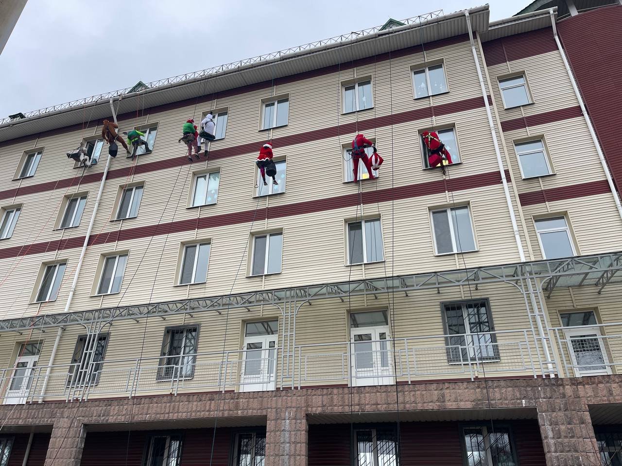 В Днепре альпинисты-энтузиасты устроили воздушное шоу для онкобольных детей