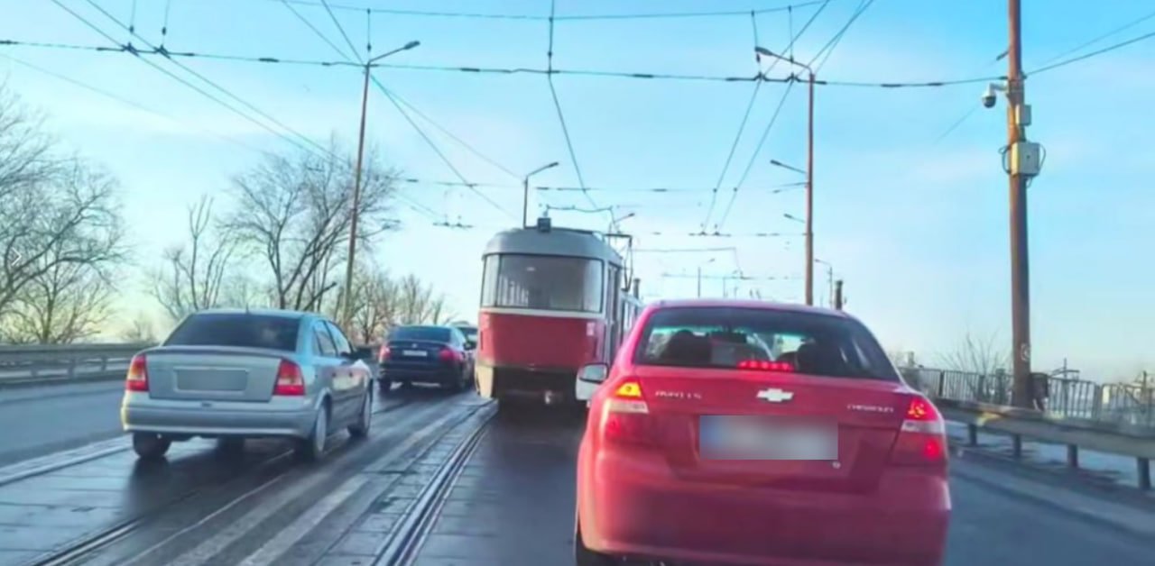 У Дніпрі на Старому мосту виник великий затор та зупинився електротранспорт