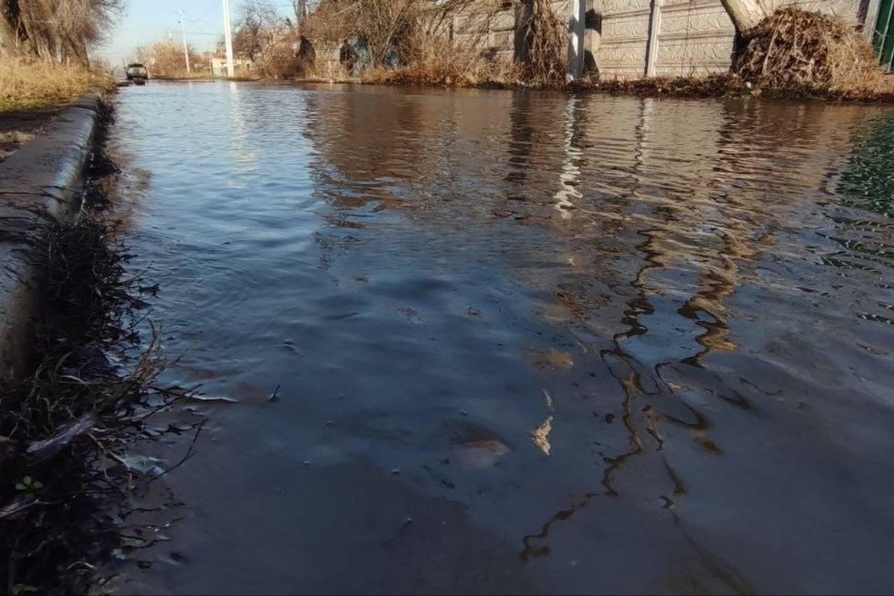 Вода на вулиці в Кривому Розі