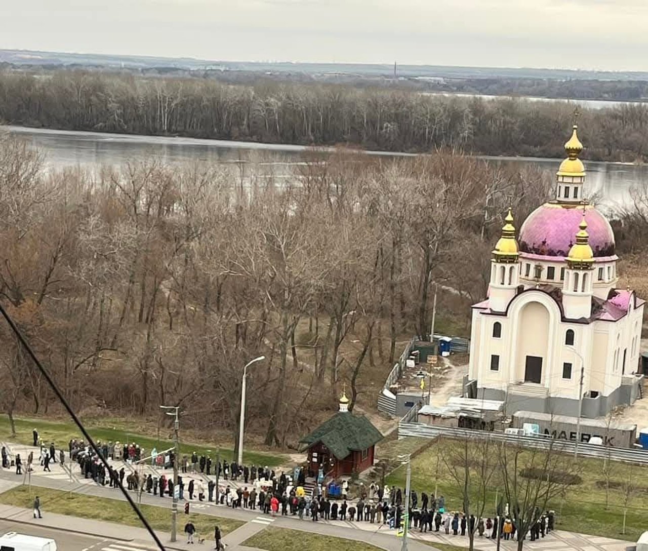 Очередь в церковь в Днепре