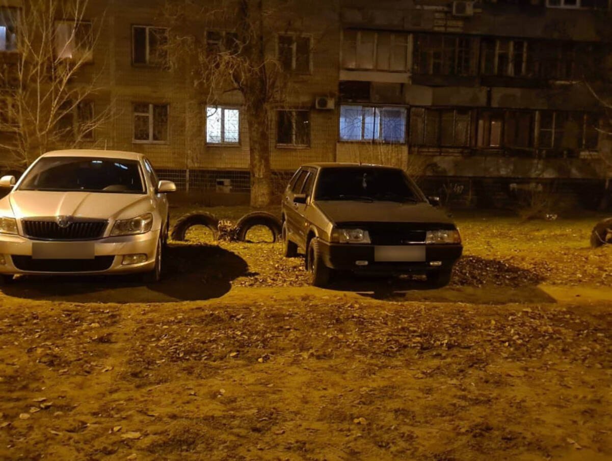 В Днепре жители жалуются на водителей, паркующихся на футбольном поле