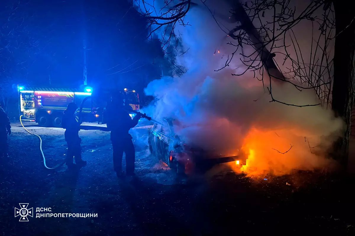 У Дніпрі зранку в Чечелівському районі вщент згоріло авто