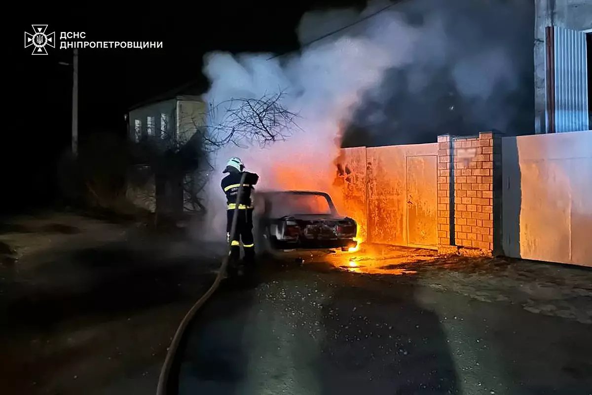 У Дніпрі в Новокодацькому районі вночі вщент згорів автомобіль 