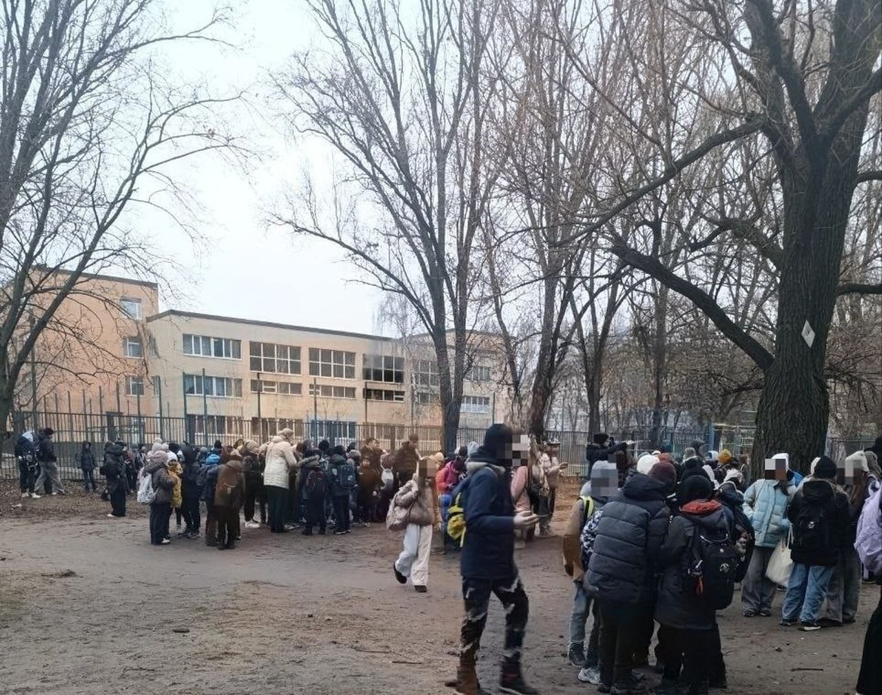 Дети во дворе школы в Днепре