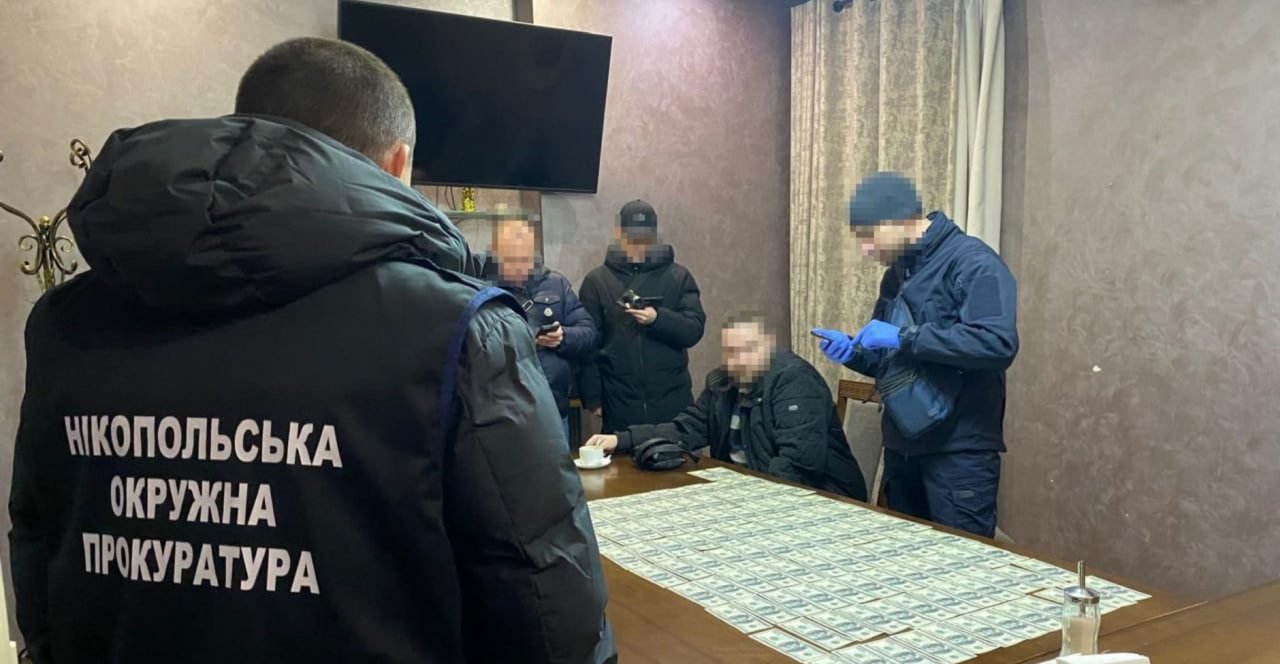 За 11 тис доларів обіцяв вплинути на МСЕК: на Дніпропетровщині затримали волонтера