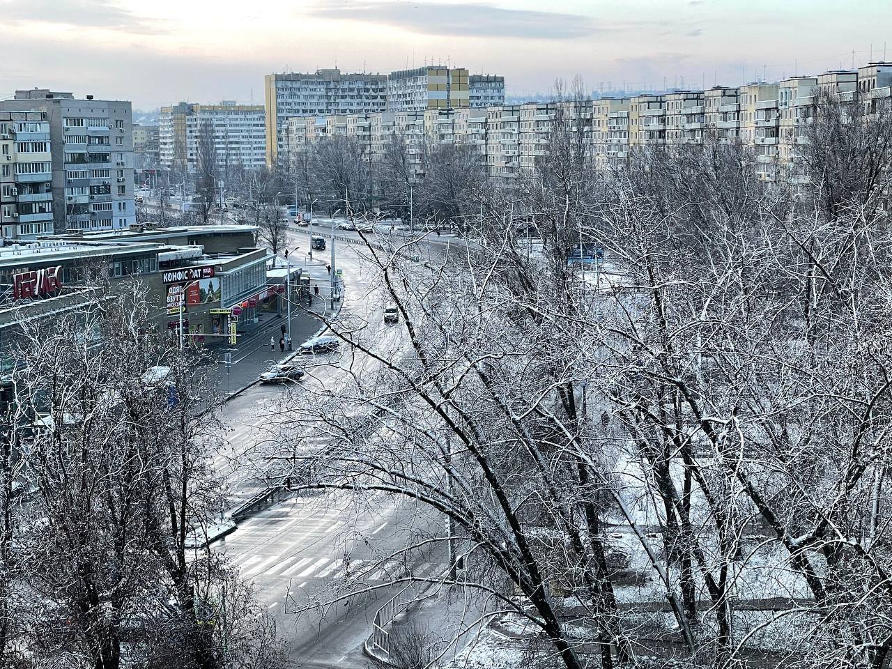 Зима напомнила о себе: в Днепре ночью выпал снег (фото)