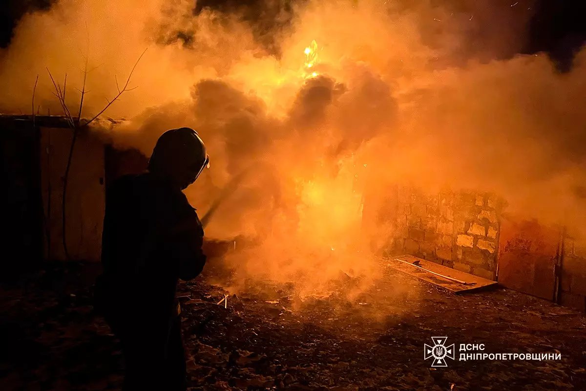 На Днепропетровщине произошел масштабный пожар: сгорели 3 гаража