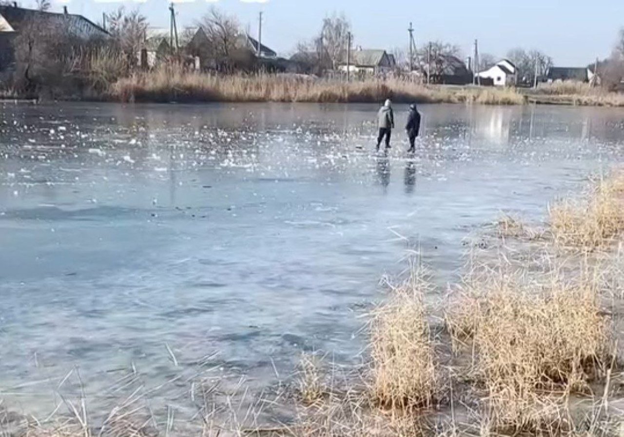 Дети гуляют по озеру в Днепре