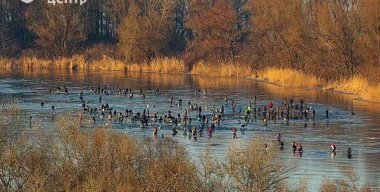 Рыбаки на озере в Днепре