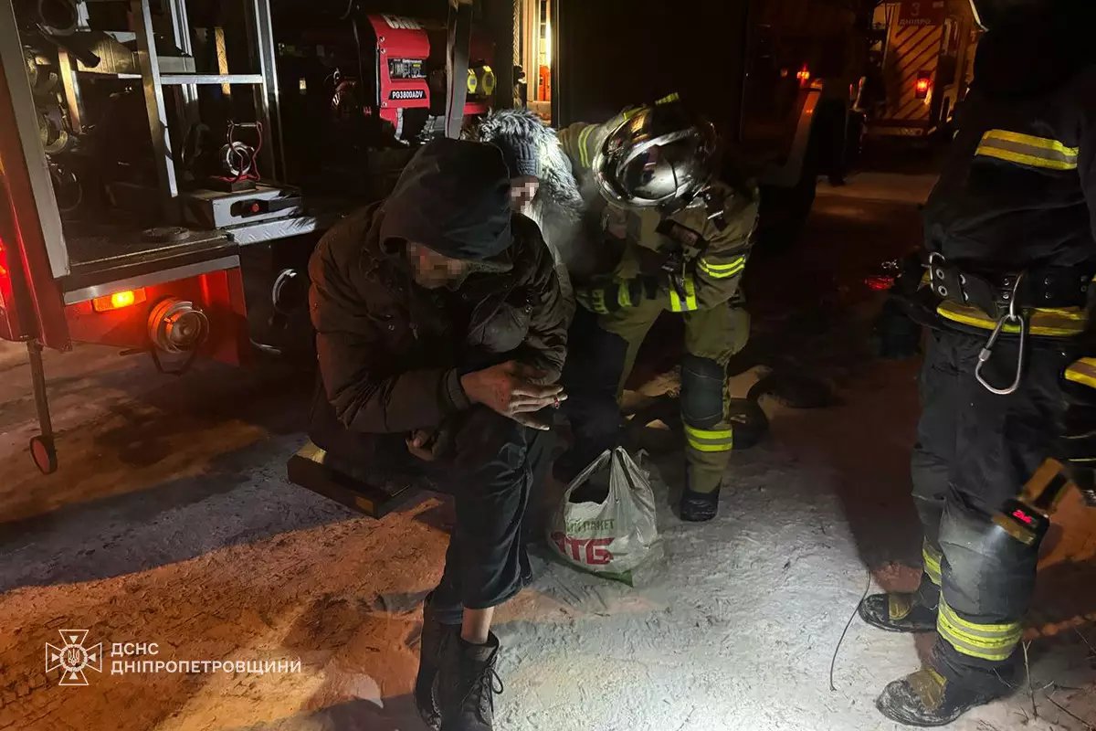 В Днепре в АНД районе горело заброшенное здание: спасли женщину и мужчину