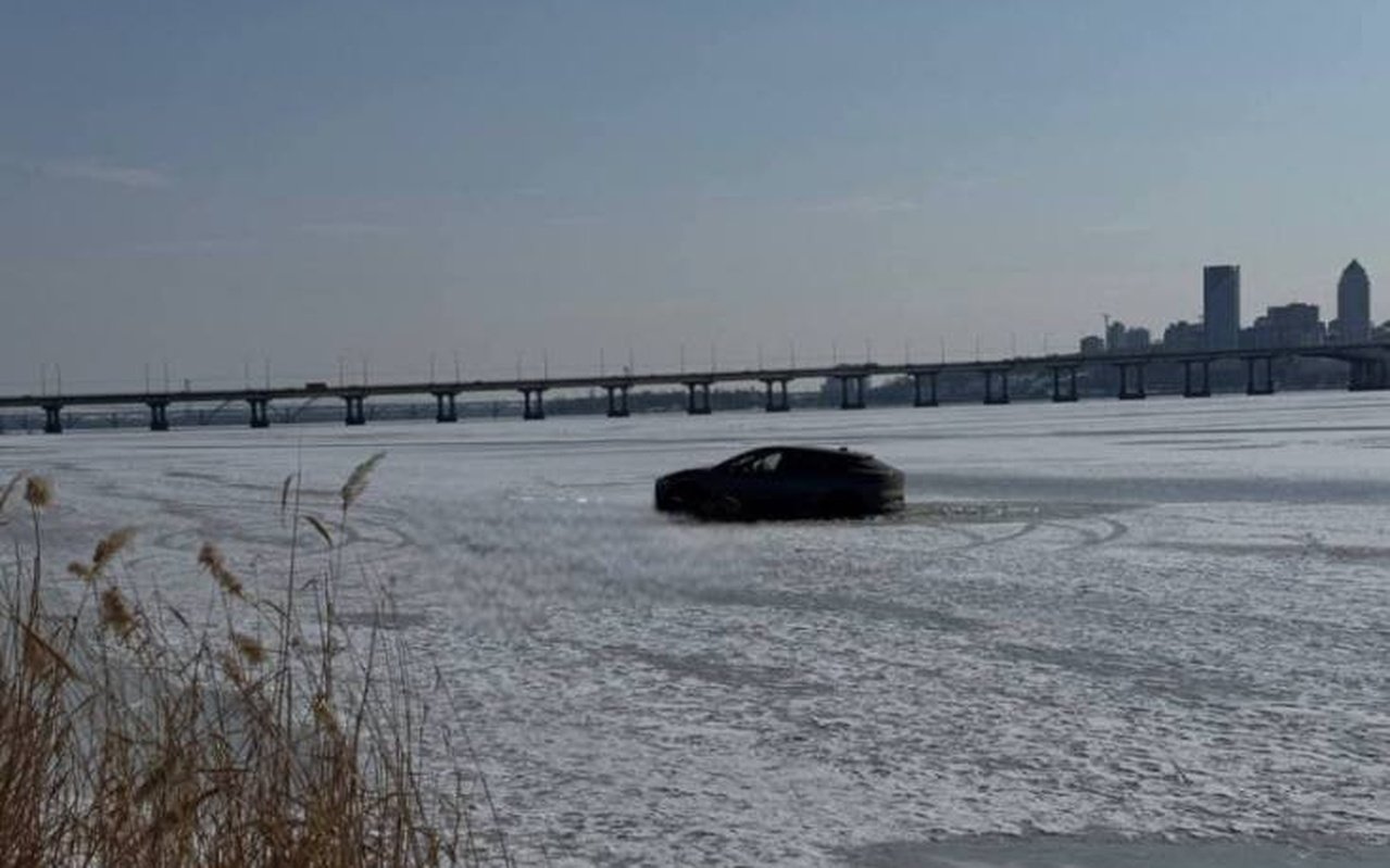 Автомобиль среди замерзшего Днепра