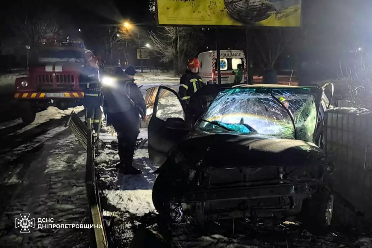 В Днепропетровской области Mitsubishi Lancer врезался в подземный переход