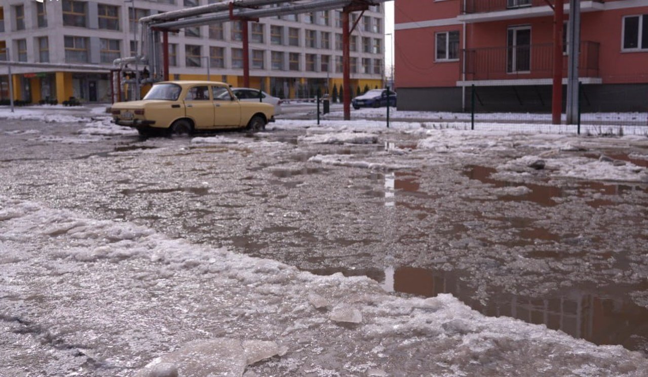 Замерзший автомобиль в Днепре