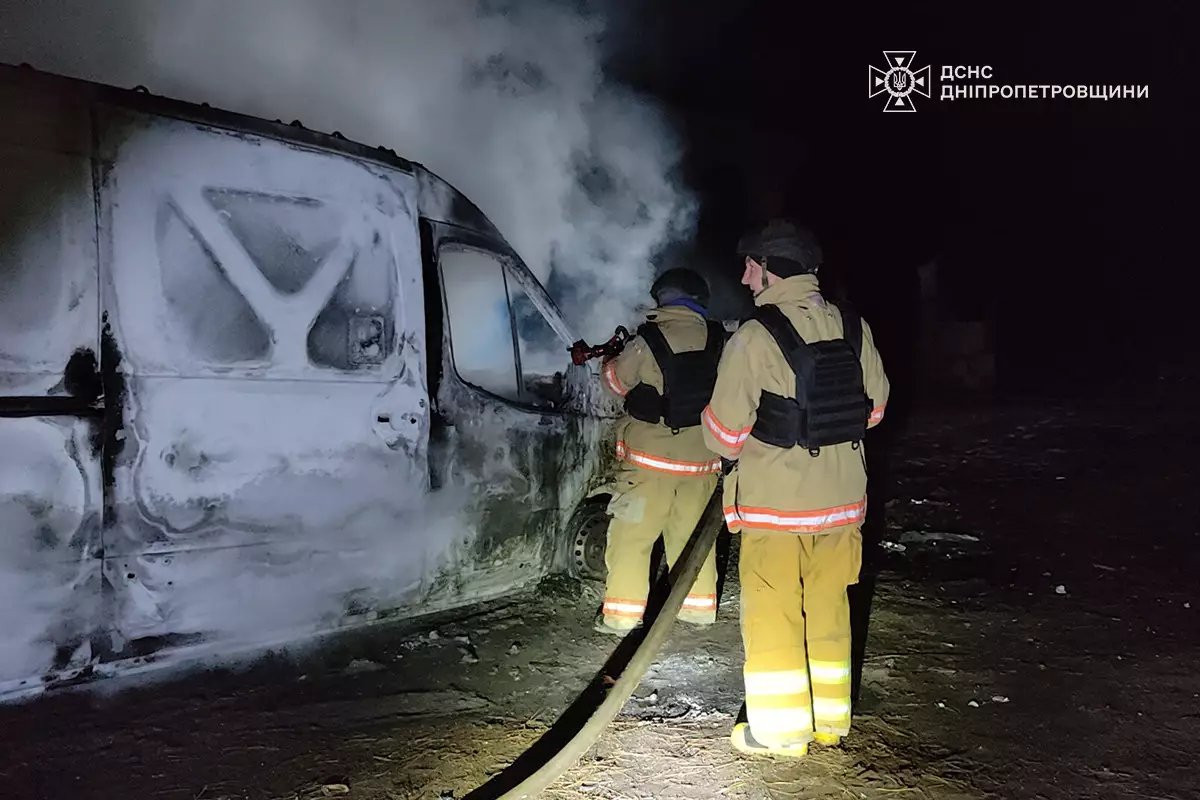 Попал вражеский FPV-дрон: на Днепропетровщине сгорел микроавтобус