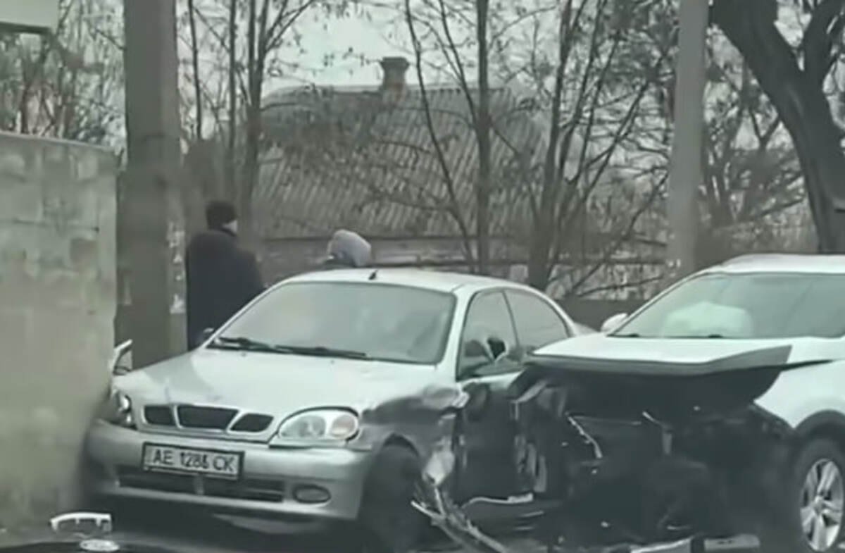 У Дніпрі на Великій Діївській сталася серйозна ДТП: авто влетіло в паркан