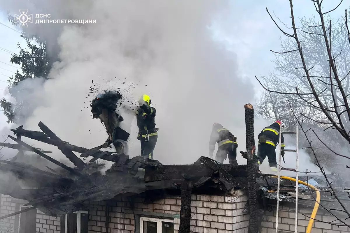 Масштабный пожар площадью 100 кв.м: в Днепре в Шевченковском районе горел дом