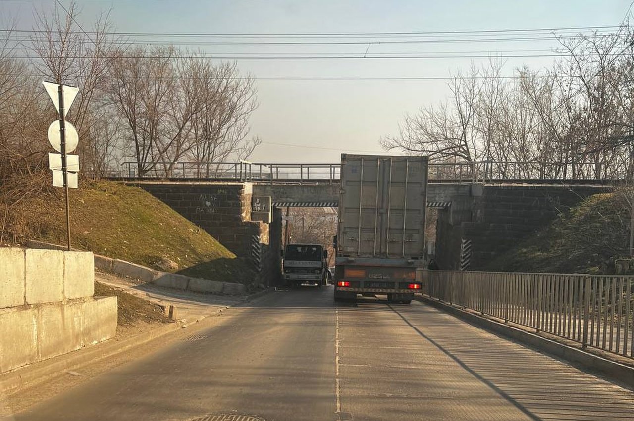 Фура під мостом у Дніпрі