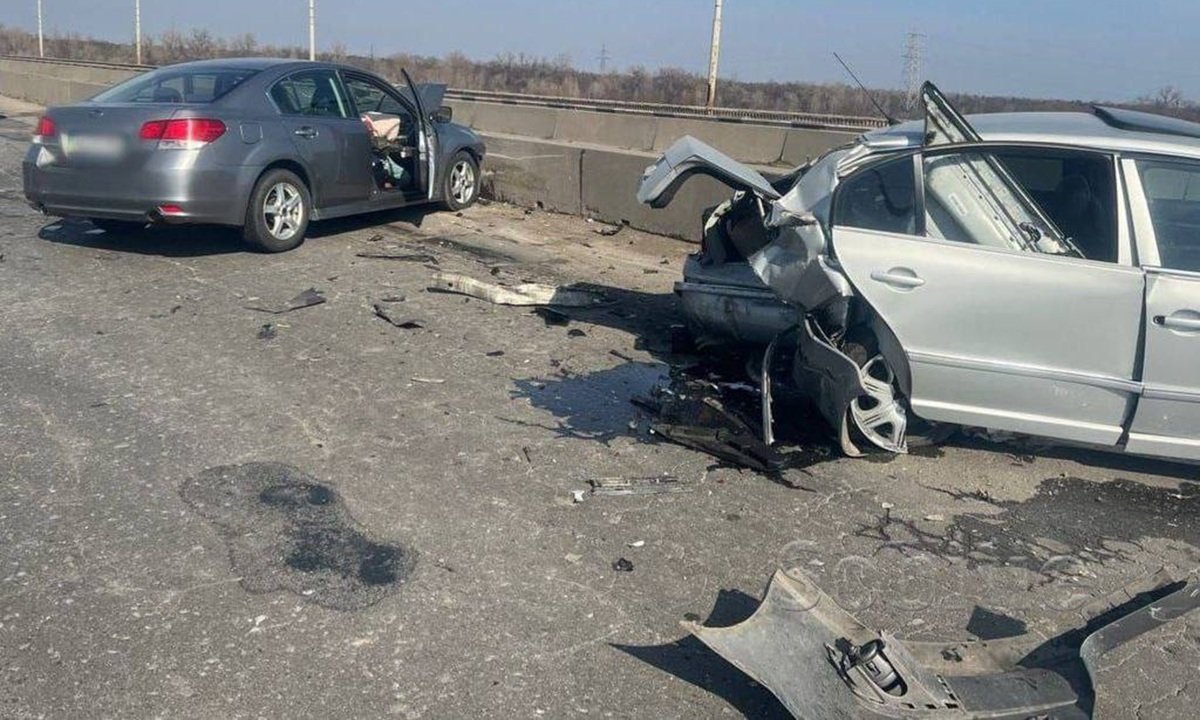 ДТП на мосту у Кам'янському за участю Subaru та Skoda, постраждали вагітна жінка та дитина.