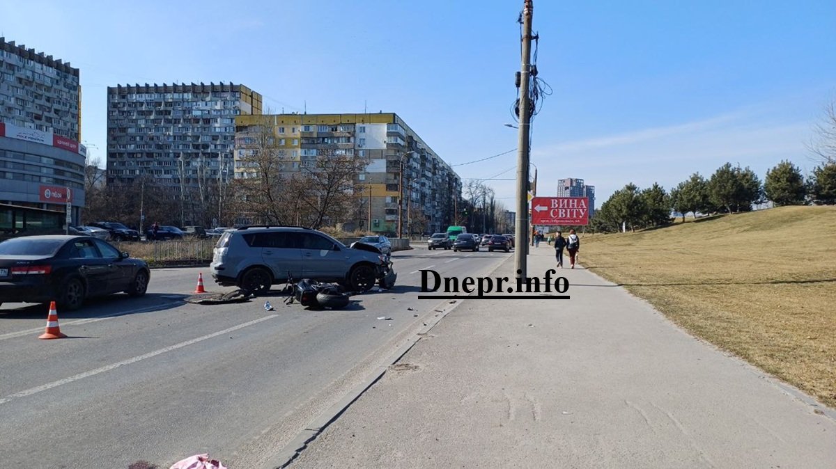 Авария с мотоциклистом на Набережной Победы в Днепре, полиция на месте ДТП