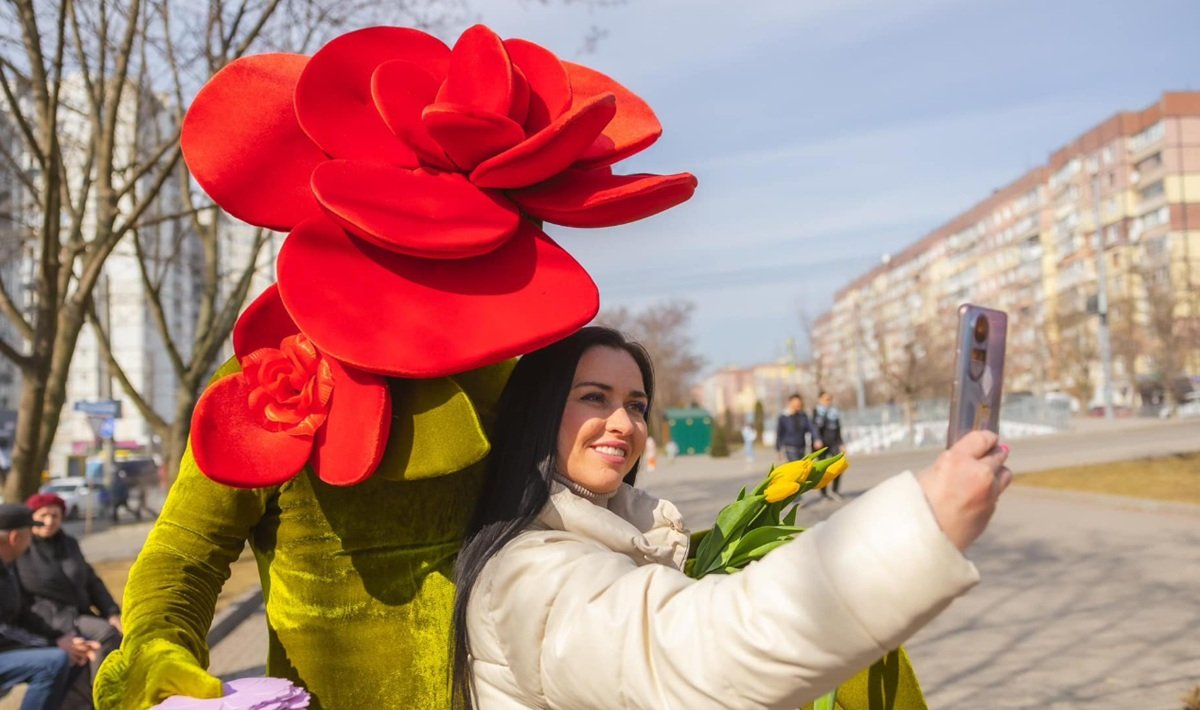 Флешмоб у Дніпрі: люди-квіти вітають жінок зі святом 8 Березня