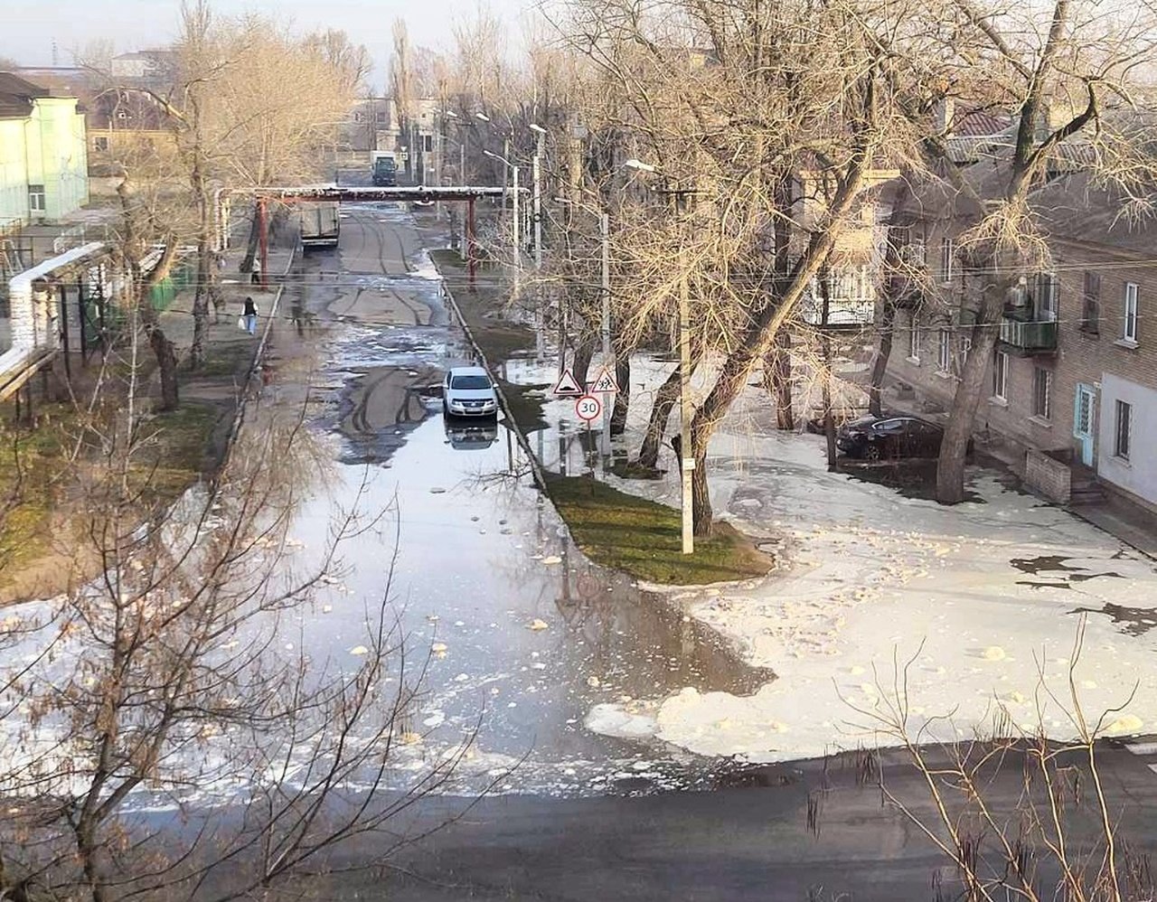 Вода на вулиці ж/м Північний у Дніпрі