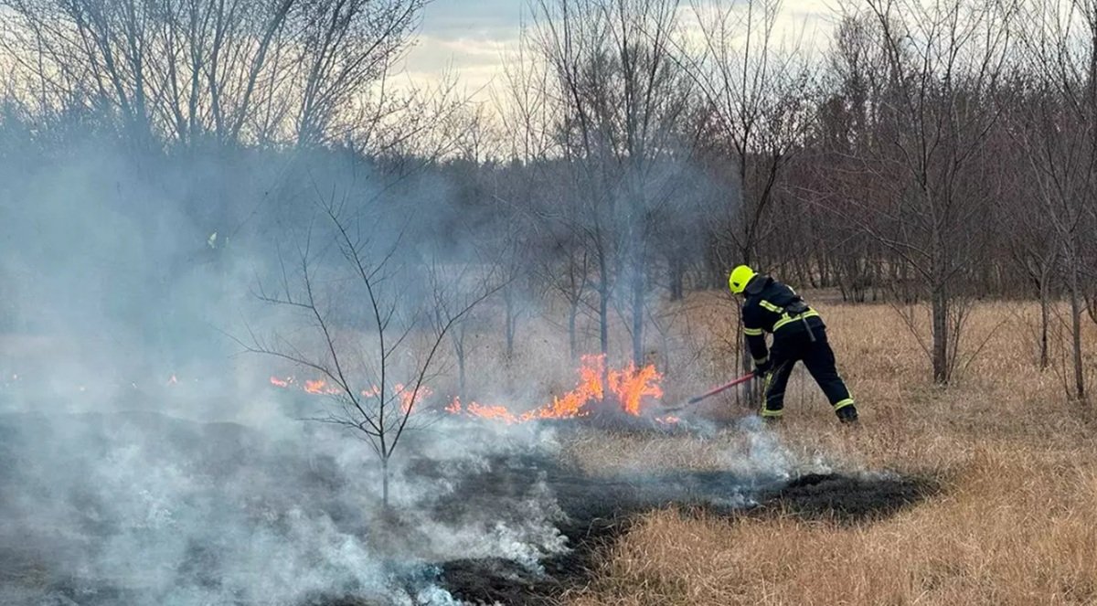 Рятувальники ДСНС гасять вогонь на відкритих територіях Дніпропетровщини