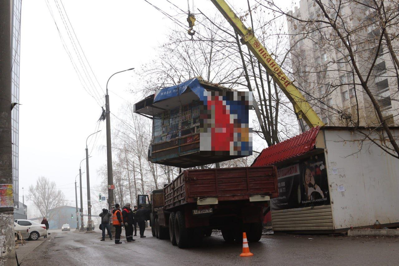 Снос киоска в Днепре