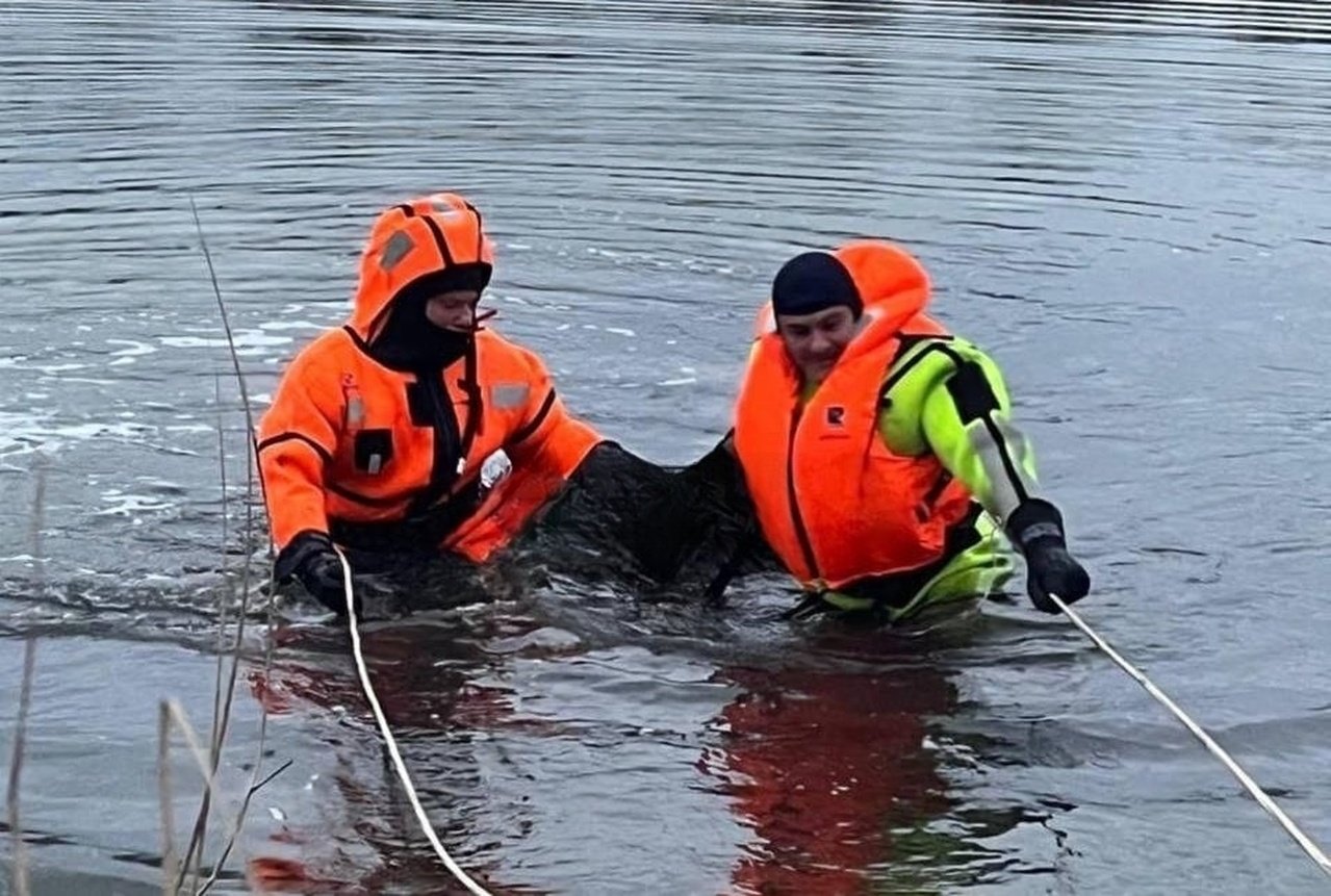 Чоловіка витягли з водойми на Дніпропетровщині.