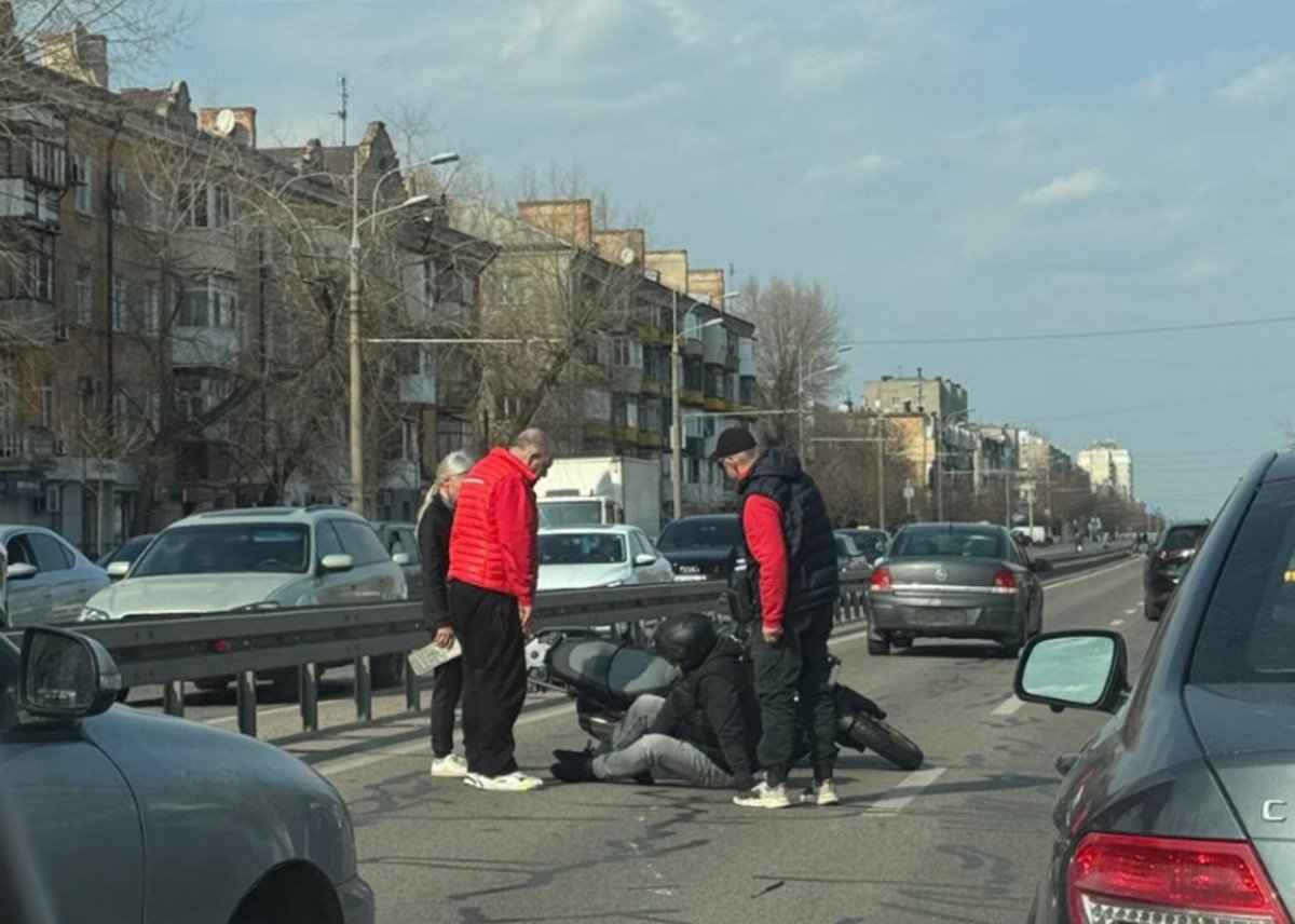 ДТП за участі мотоцикліста на Слобожанському проспекті в Дніпрі, аварія ускладнює рух.