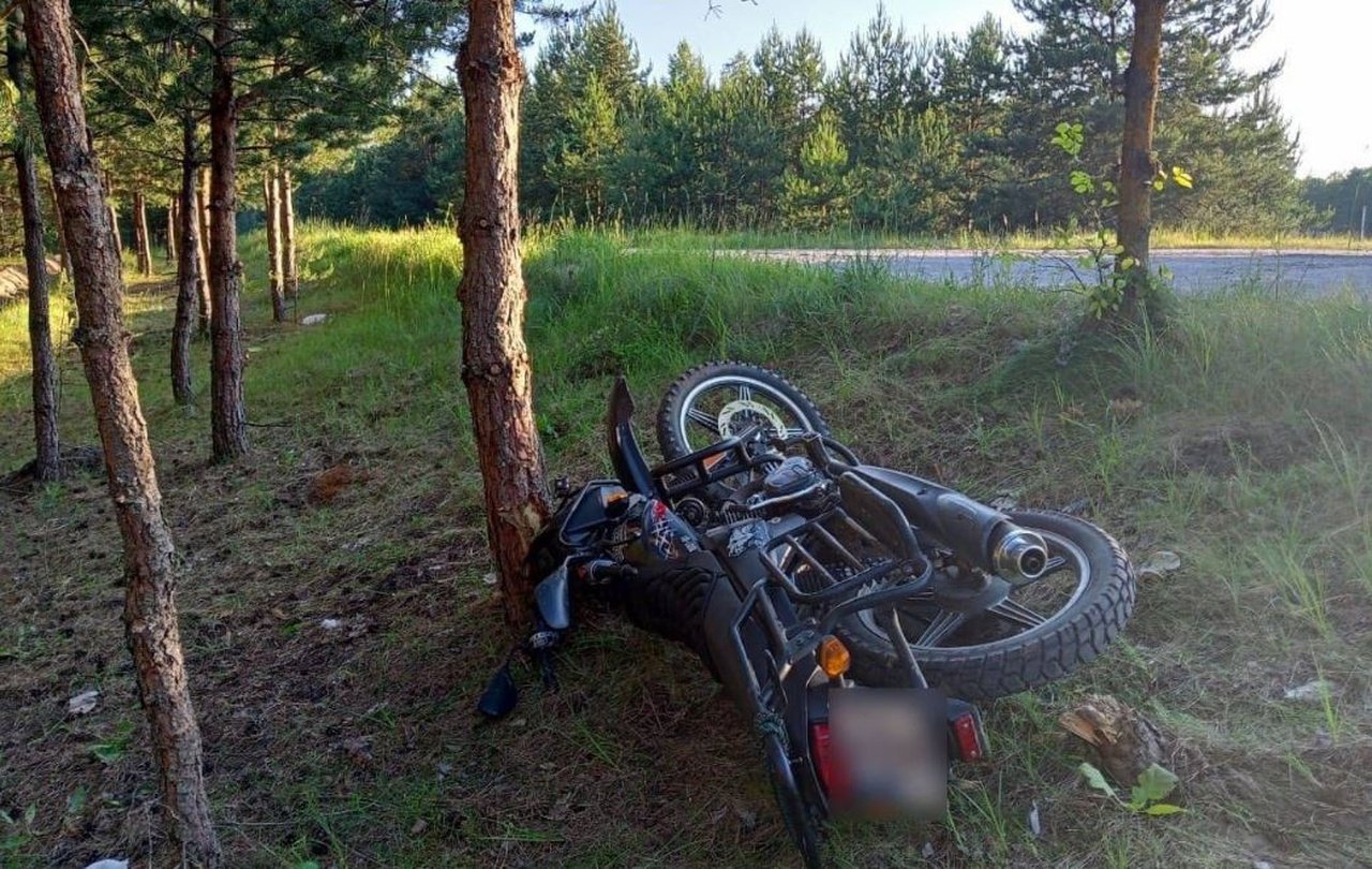 Мотоцикл врезался в дерево