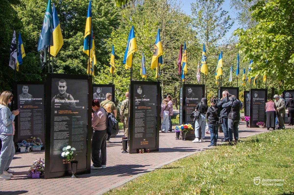 ДМР Меморіальні банери з QR-кодами у сквері Героїв у центрі Дніпра.