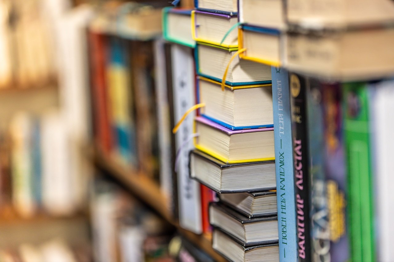 8 (13) Книги в бібліотеці