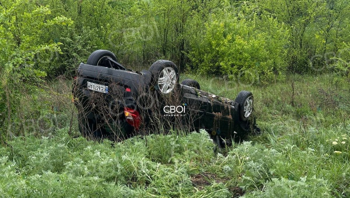 Аварія-4 У Дніпропетровській області сталася смертельна аварія, у результаті якої загинула жінка, а діти та батько опинилися в лікарні.
