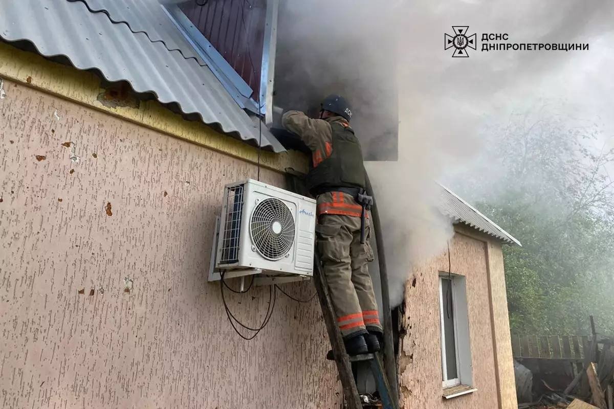 Пожар в Никополе после попадания FPV-дрона, крышу дома пожарные гасят утром.