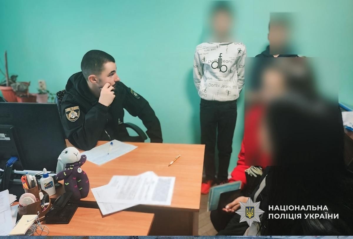 Підлітки на електропотязі в Дніпрі: поліцейські розслідують небезпечну ситуацію на залізниці.