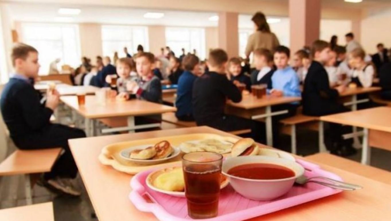 Діти обідають в школі.
