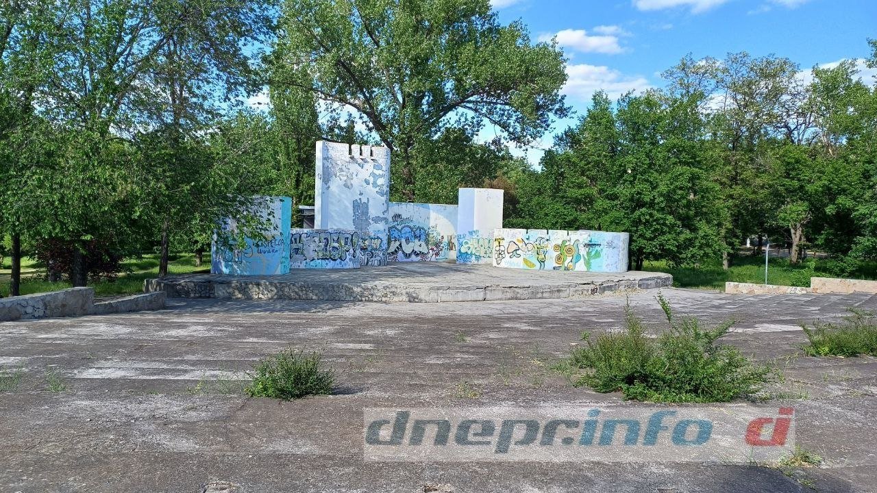 Літня сцена в Молодіжному парку в Дніпрі