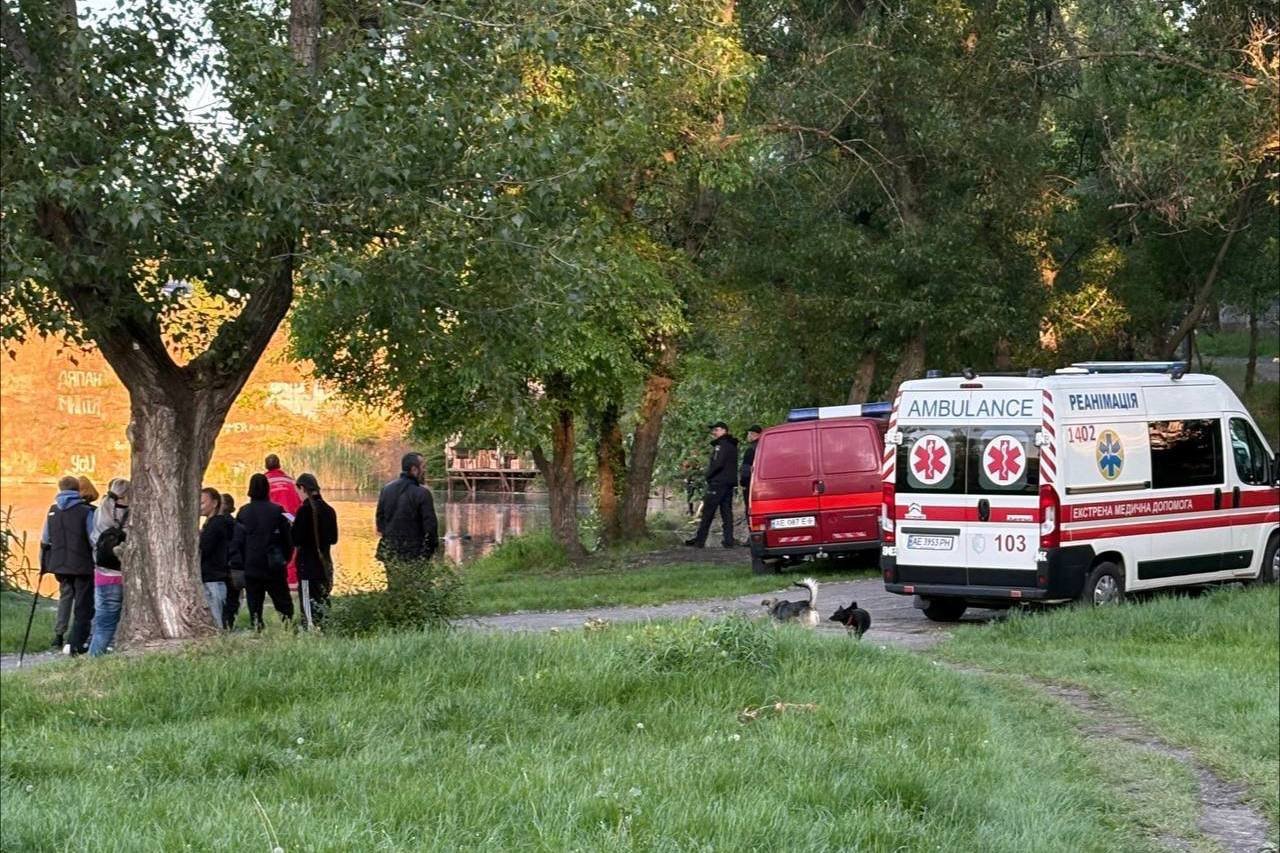 У Дніпрі підлітки сміючись, знімали на камеру чоловіка, який тонув: їх шукає поліція