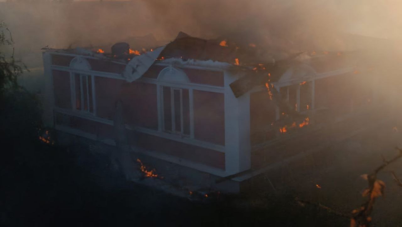 У Нікополі внаслідок обстрілу сталася масштабна пожежа: горів будинок