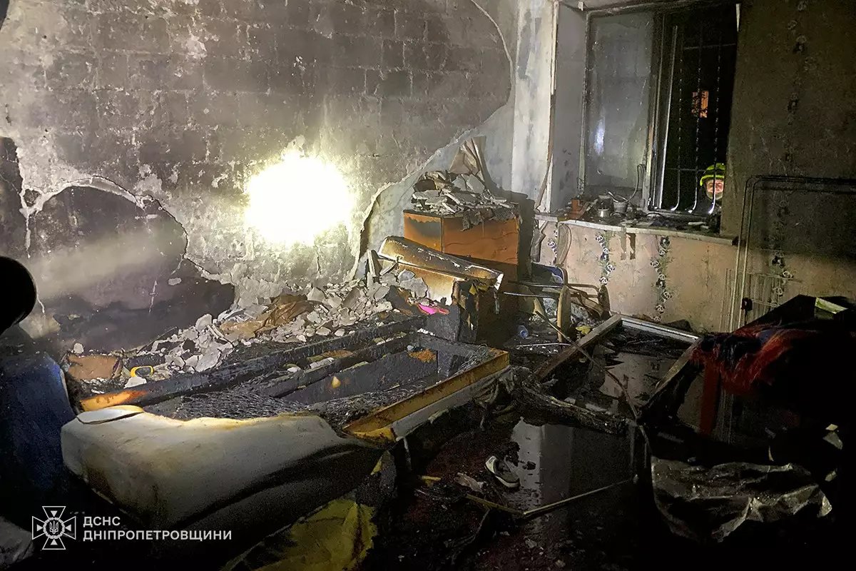 2.jpg У Дніпрі вночі згоріла квартира: з вогню витягли трьох людей, серед них дитина