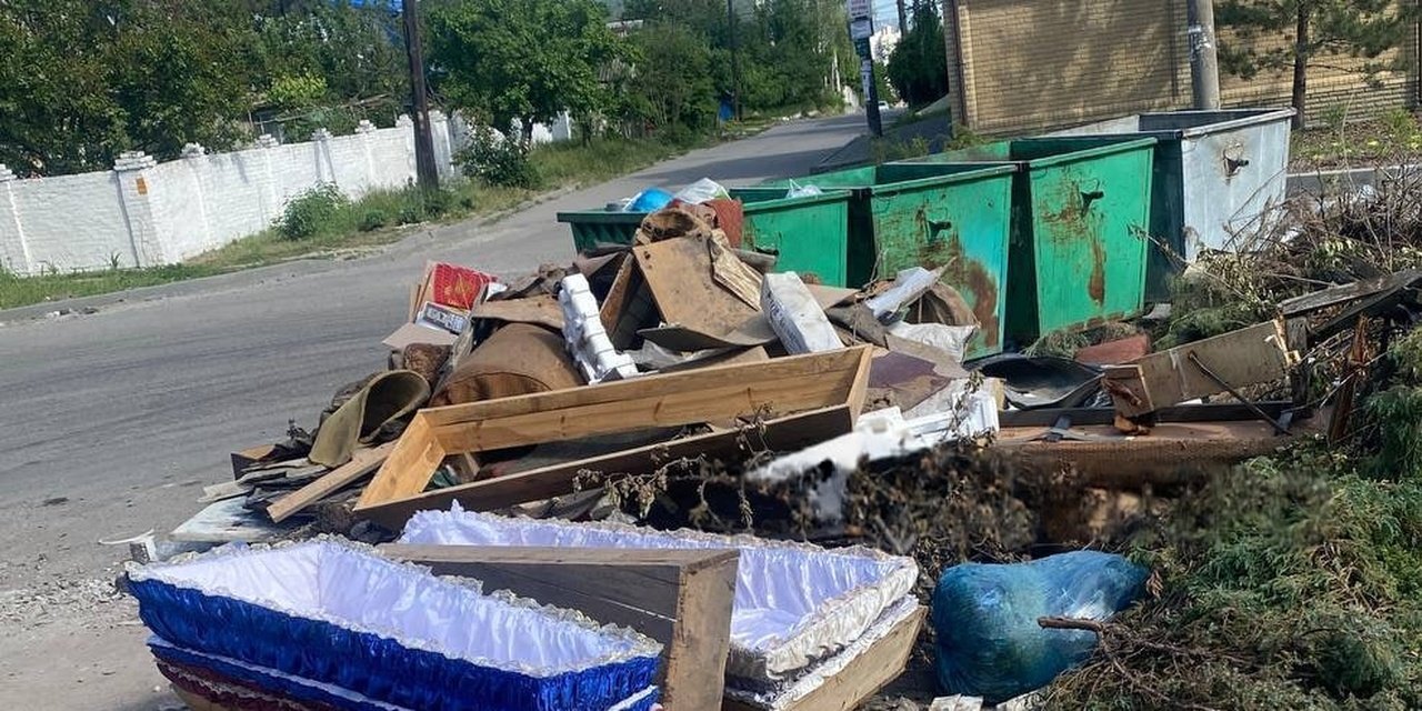 Гробы на мусорнике в Днепре
