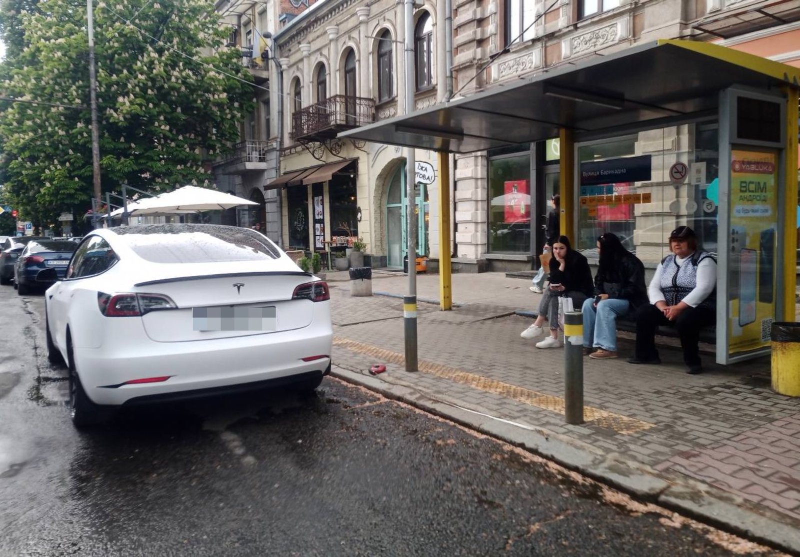 497625975_1169510548470177_5195385237837059901_n Припаркованный автомобиль на остановке