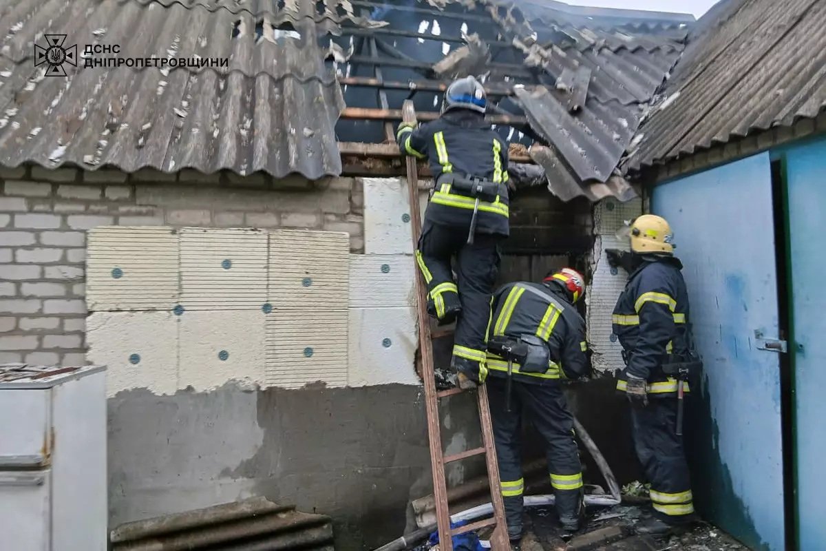 Пожежа Пожар в частном доме село Широкое Криворожского района Днепропетровская область, пожарные на месте трагедии, огонь и спасательные машины.