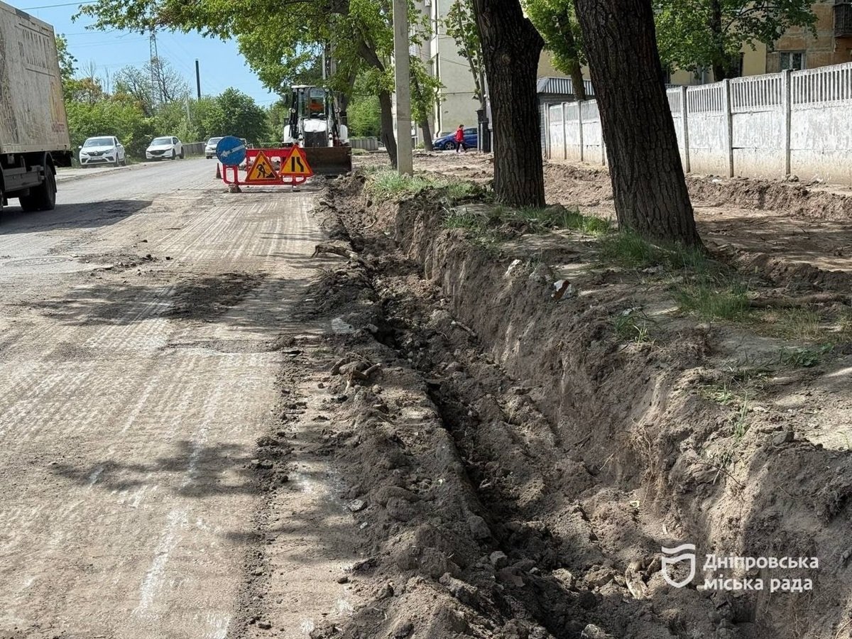 Дорога Капітальний ремонт вулиці Високовольтної у Дніпрі з пониженими бордюрами та тактильною плиткою