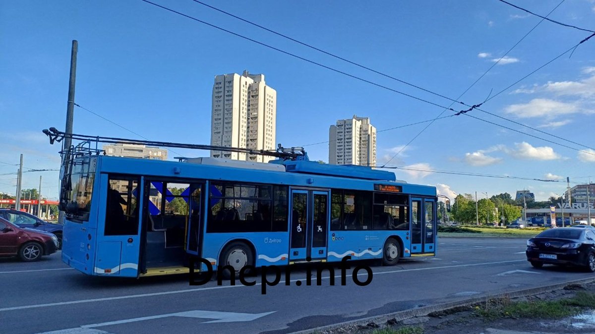 Тролейбус-1 Тролейбус із розбитим боковим склом на колі біля Макдональдса в Дніпрі, затори через зупинку тролейбуса.