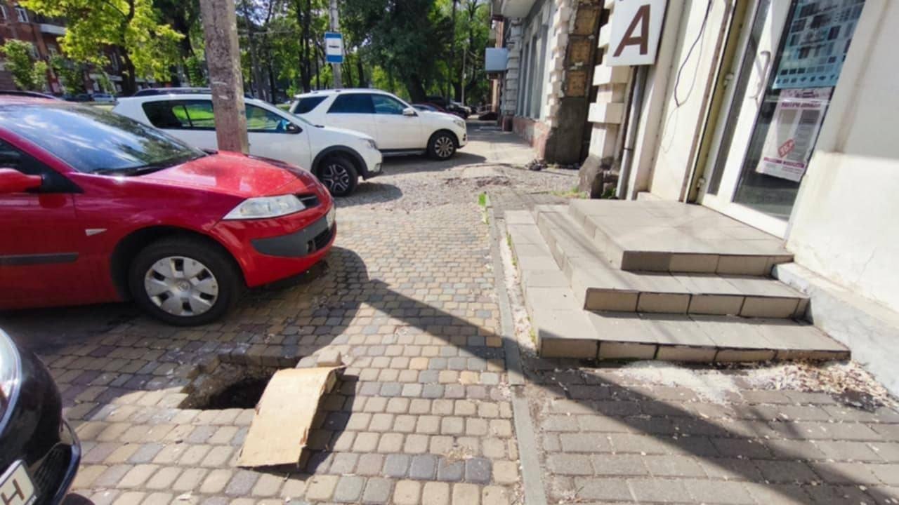 photo_2025-05-16_19-58-10 Яма на тротуарі на проспекті Лесі Українки